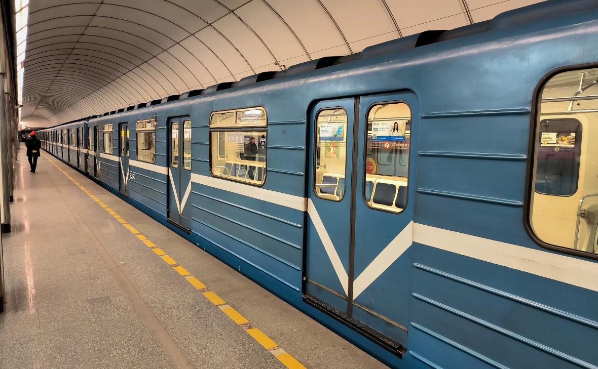Путин поручил продлить петербургское метро до Пулково